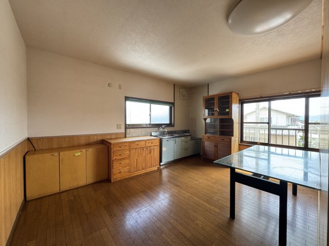 「店舗付き住宅」高知市潮見台　中古一戸建てのキッチン|2階住居部分のＬＤＫ☆温かみのある明るい空間です