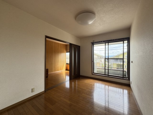 「店舗付き住宅」高知市潮見台　中古一戸建てのその他|2階の洋室☆窓が大きく風通しが良い居室です