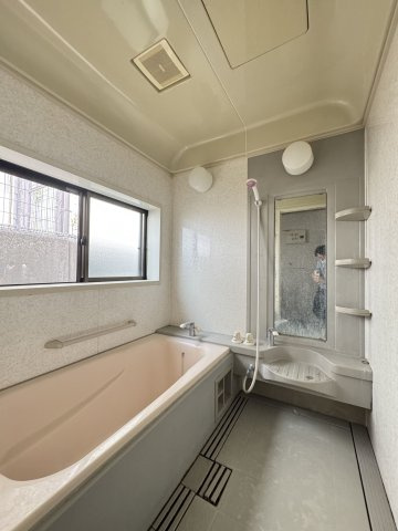「店舗付き住宅」高知市潮見台　中古一戸建ての浴室|清潔感のある浴室