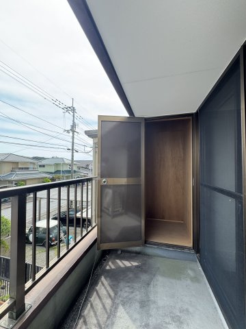 「店舗付き住宅」高知市潮見台　中古一戸建てのバルコニー|バルコニーには納戸付き