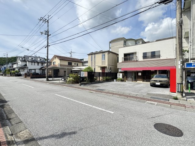 「店舗付き住宅」高知市潮見台　中古一戸建ての前面道路含む現地写真|前面道路への出入りがしやすい駐車場