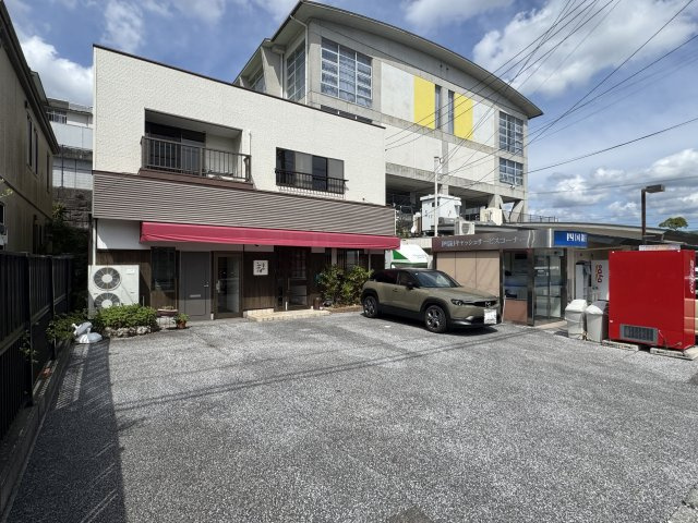 「店舗付き住宅」高知市潮見台　中古一戸建ての外観|建物の前面には駐車場がたっぷり8台分♪