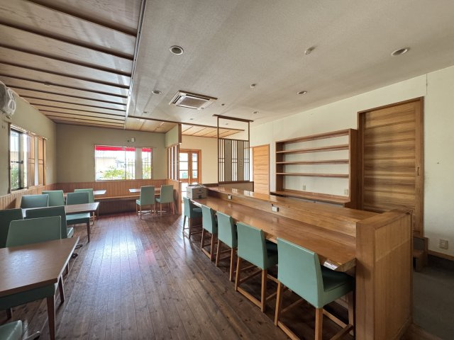 「店舗付き住宅」高知市潮見台　中古一戸建てのその他|木のぬくもりを感じる店舗部分☆自然光に内装の美しい木目が映えます♪