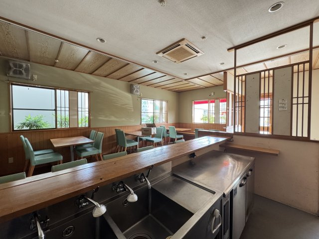 「店舗付き住宅」高知市潮見台　中古一戸建てのキッチン|カウンターを挟んで本格的な厨房も完備
