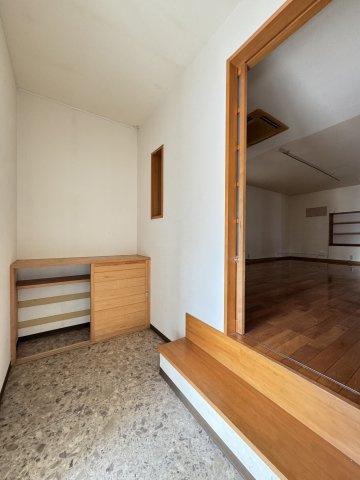 「店舗付き住宅」高知市潮見台　中古一戸建てのその他|テーブルとイスがあるスペースのほか、一段上がった広間も