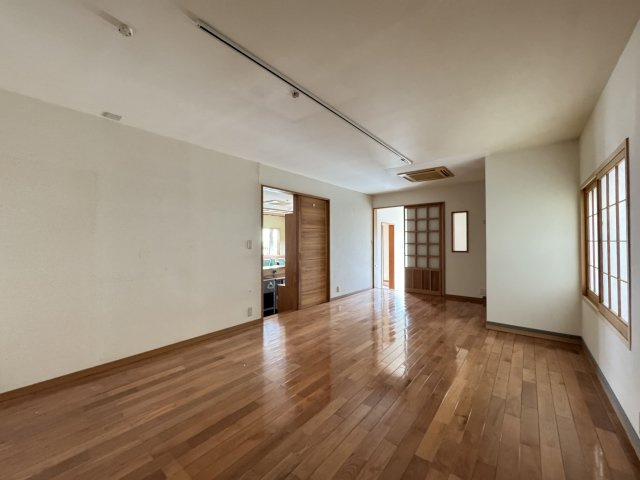 「店舗付き住宅」高知市潮見台　中古一戸建てのその他|広間の造りはシンプルで使い方いろいろ♪