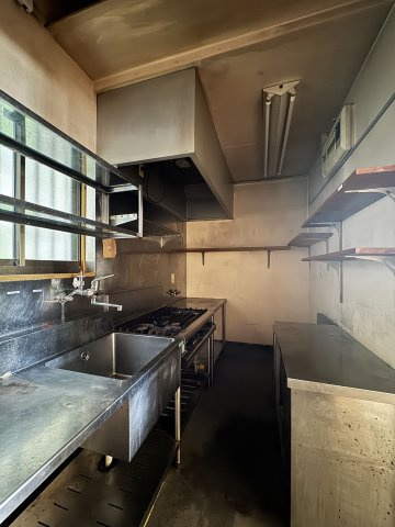 「店舗付き住宅」高知市潮見台　中古一戸建てのキッチン|奥の厨房は複数人で作業するのにも十分な広さ