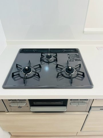 京橋第二コーポのキッチン|同時進行で調理ができる三口コンロ。