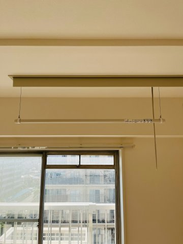 京橋第二コーポの居間・リビング|LDKと洋室には、室内物干しユニットつき。