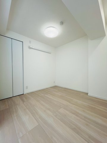 京橋第二コーポの洋室|洋室（約4.6帖）：主寝室やワークスペースなど、多目的に使える落ち着いた空間の洋室です。