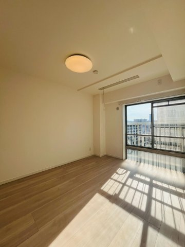 京橋第二コーポの洋室|洋室（約6.0帖）：陽光が差し込む心地よいお部屋です。