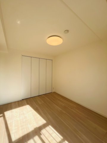 京橋第二コーポの洋室|洋室（約6.0帖）：ナチュラルな木目調フローリングが温かみを感じさせる快適な洋室です。