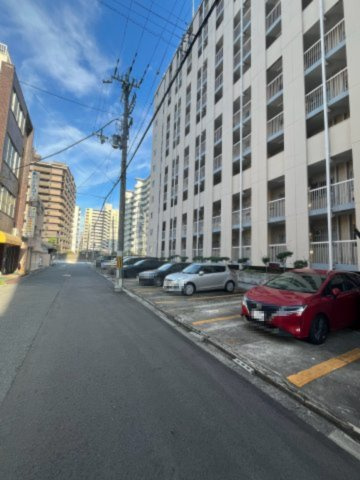 京橋第二コーポの駐輪場|見通しが良く整った前面道路。車の出し入れや徒歩での移動もスムーズで安心です