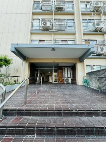 京橋第二コーポのエントランス|清潔に保たれたマンションのエントランス。管理体制の良さがうかがえる安心の住環境です。