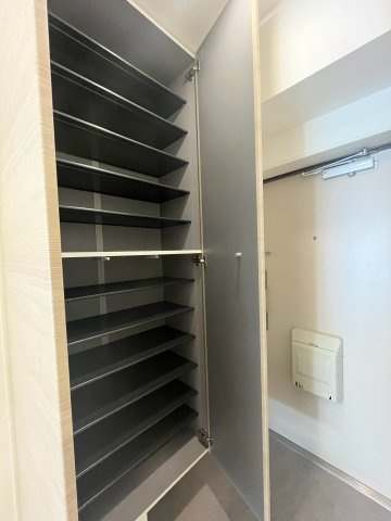 京橋第二コーポの玄関|すっきりとした印象の清潔感ある玄関。シューズボックス付きで靴の収納にも困りません。