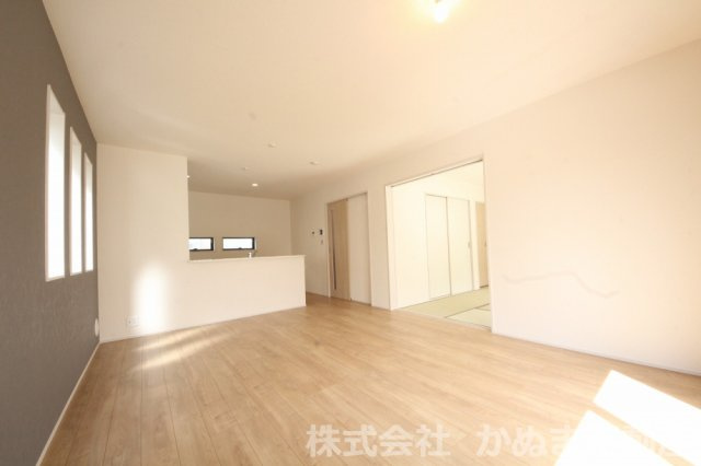 Livele Garden.S　栃木都賀町升塚第2の居間・リビング|〇リビング〇
洋風和室との続き間。16帖のリビングです。/2026.8.17撮影