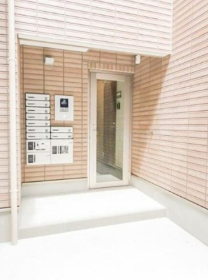 八潮市大字垳のアパートのエントランス