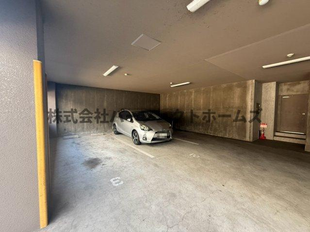 ハウスホルドの駐車場|カースペースがあります