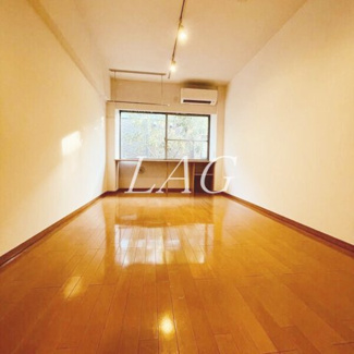 【居間・リビング】 | GARDEN COURT KAMIKITAZAWA | 洋室のお部屋です。