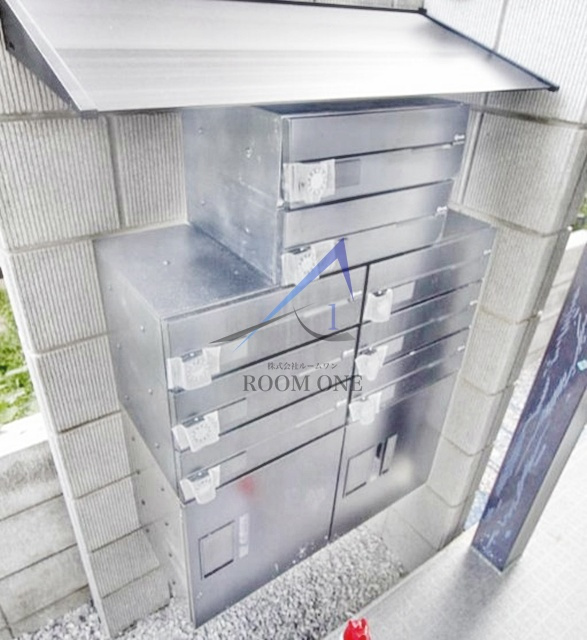 MELDIA六角橋１丁目のその他共用部分|集合ポストと宅配ボックスです。