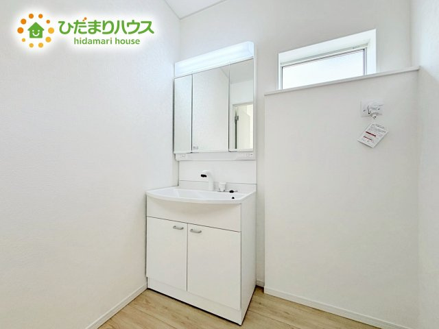 【独立洗面台】 | 小美玉市羽刈第3　新築戸建　3号棟 | 正面だけでなく、左右も確認できる三面鏡は、身だしなみを整えやすいです！