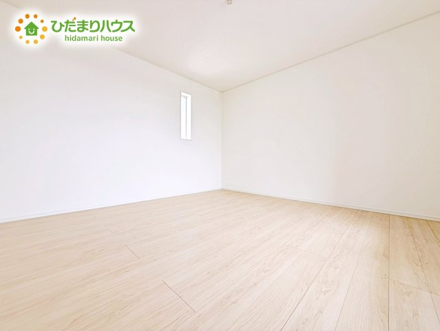 【寝室】 | 小美玉市羽刈第3　新築戸建　3号棟 | 壁紙はシンプルで清潔なホワイトで統一しています。朝の光をたっぷり浴びながら一日をスタート！目覚めは明るくあたたかな場所で。