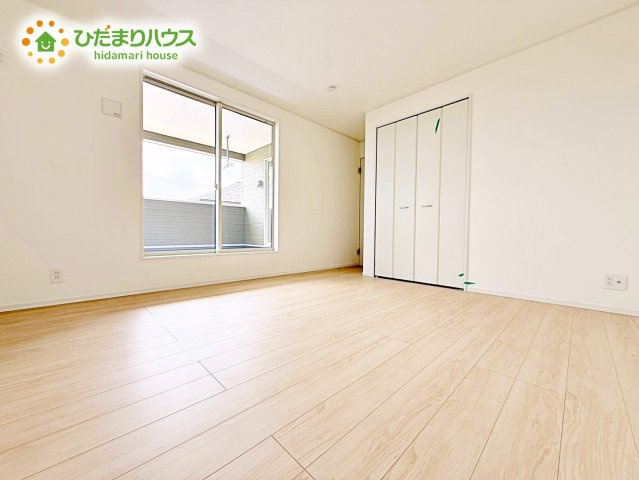 【寝室】 | 小美玉市羽刈第3　新築戸建　3号棟 | バルコニーに面していて、たっぷり光りの入る明るい主寝室です！