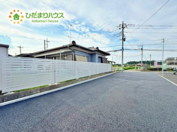 【前面道路含む現地写真】 | 小美玉市羽刈第3　新築戸建　3号棟 | 閑静な住宅地なので、幹線道路や大通りに面していないので大型車が通ることが少なく静かです。