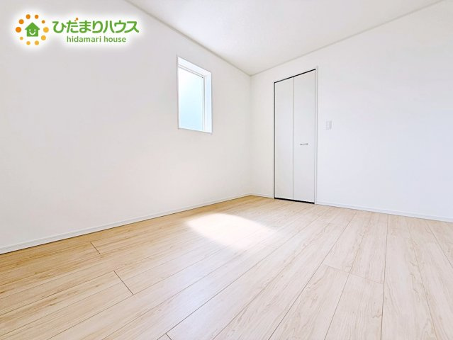 【洋室】 | 小美玉市羽刈第3　新築戸建　3号棟 | 明るい洋室。たっぷり収納があるから、お部屋をいつもすっきりキープ。ナチュラルテイストのインテリアがお好きな方におすすめです。