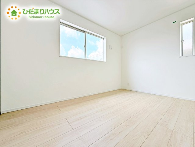 【洋室】 | 小美玉市羽刈第3　新築戸建　3号棟 | 明るい日差しが降り注ぐお部屋に、居心地の良さを感じさせるコーディネート。家具やカーテンでお気に入りのお部屋に♪