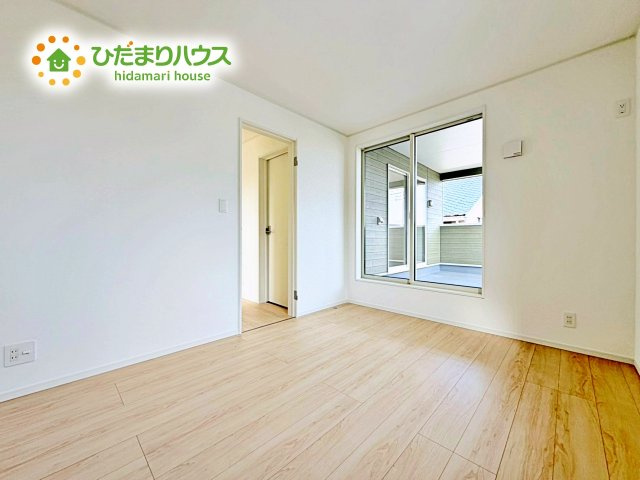 【洋室】 | 小美玉市羽刈第3　新築戸建　3号棟 | 明るい光が差し込む2面採光の洋室。シンプルな内装と木目調のフローリングで、様々なインテリアに合わせやすい空間です。