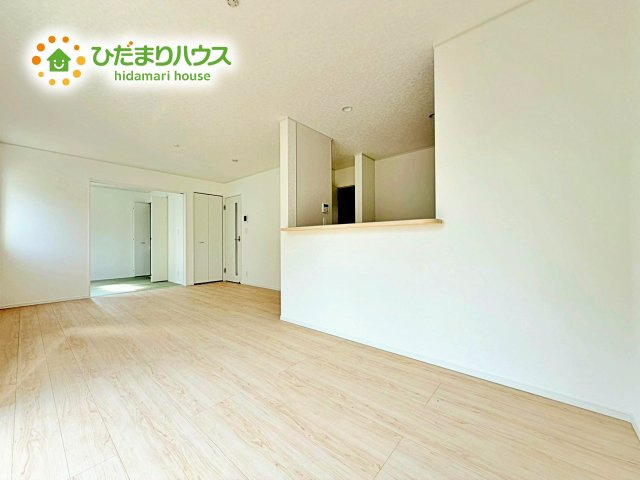 【居間・リビング】 | 小美玉市羽刈第3　新築戸建　3号棟 | ホワイトを基調としたLDKは、明るく上品な心地よさを演出してくれます。空間に広がりをもたらし、より一層広く感じさせてくれます。
