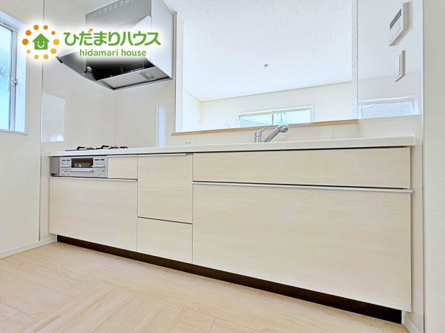 【キッチン】 | 小美玉市羽刈第3　新築戸建　3号棟 | 家族でのコミュニケーションがとれる対面型システムキッチン。横一列にシンクとコンロをまとめたシンプルな形です。動きやすさとスタイリッシュなデザインが魅力。