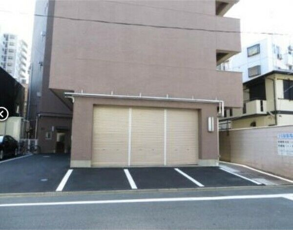 内山ビルの駐車場