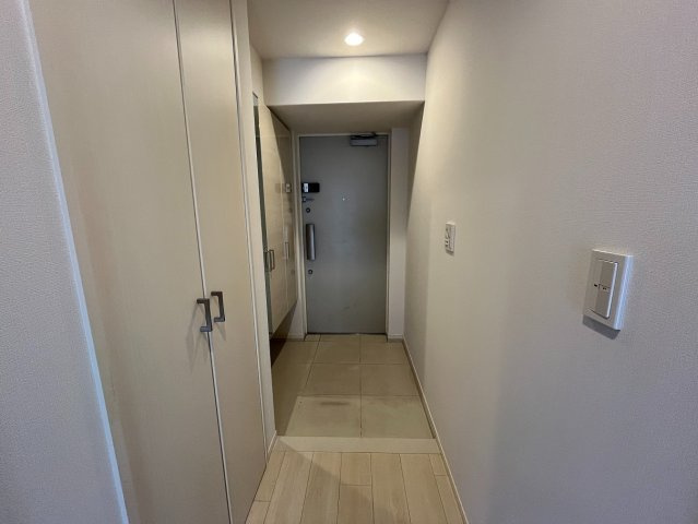ポレスター野田屋町の玄関