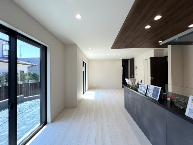 ワタシ的☆戸建にあったら嬉しい設備！TOP３のシューズインクローゼット・床暖房・並列できる駐車場！全部ある！憧れ物件◎しかも南東向きでめちゃくちゃ明るいんだなあ。な【青葉区大場町新築戸建】の居間・リビング|ゆったり過ごせる居間です