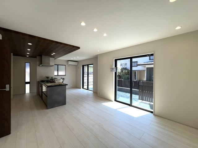 ワタシ的☆戸建にあったら嬉しい設備！TOP３のシューズインクローゼット・床暖房・並列できる駐車場！全部ある！憧れ物件◎しかも南東向きでめちゃくちゃ明るいんだなあ。な【青葉区大場町新築戸建】の居間・リビング|ゆったりとした居間です