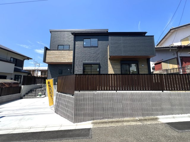 ワタシ的☆戸建にあったら嬉しい設備！TOP３のシューズインクローゼット・床暖房・並列できる駐車場！全部ある！憧れ物件◎しかも南東向きでめちゃくちゃ明るいんだなあ。な【青葉区大場町新築戸建】の外観|外観は落ち着いています
