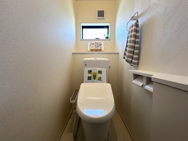 ワタシ的☆戸建にあったら嬉しい設備！TOP３のシューズインクローゼット・床暖房・並列できる駐車場！全部ある！憧れ物件◎しかも南東向きでめちゃくちゃ明るいんだなあ。な【青葉区大場町新築戸建】のトイレ|トイレです