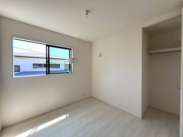 ワタシ的☆戸建にあったら嬉しい設備！TOP３のシューズインクローゼット・床暖房・並列できる駐車場！全部ある！憧れ物件◎しかも南東向きでめちゃくちゃ明るいんだなあ。な【青葉区大場町新築戸建】の洋室|広々とした洋室です