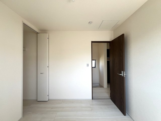 ワタシ的☆戸建にあったら嬉しい設備！TOP３のシューズインクローゼット・床暖房・並列できる駐車場！全部ある！憧れ物件◎しかも南東向きでめちゃくちゃ明るいんだなあ。な【青葉区大場町新築戸建】の洋室|広々とした洋室です
