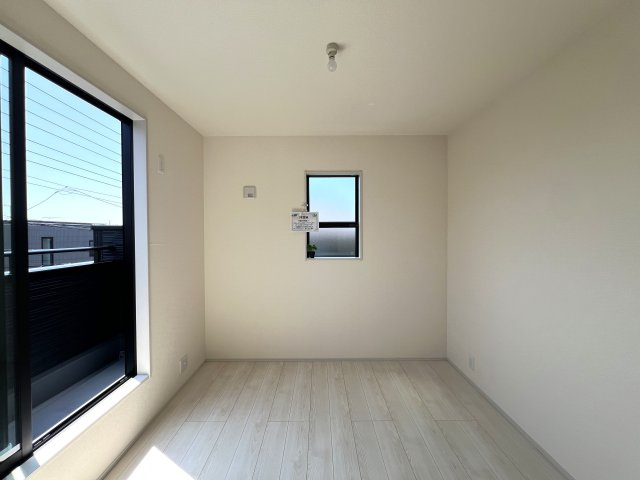 ワタシ的☆戸建にあったら嬉しい設備！TOP３のシューズインクローゼット・床暖房・並列できる駐車場！全部ある！憧れ物件◎しかも南東向きでめちゃくちゃ明るいんだなあ。な【青葉区大場町新築戸建】の洋室|広々とした洋室です