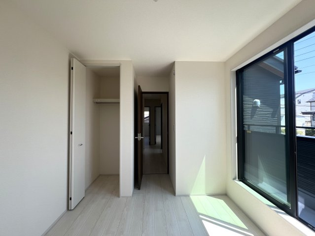 ワタシ的☆戸建にあったら嬉しい設備！TOP３のシューズインクローゼット・床暖房・並列できる駐車場！全部ある！憧れ物件◎しかも南東向きでめちゃくちゃ明るいんだなあ。な【青葉区大場町新築戸建】の洋室|きれいな洋室です