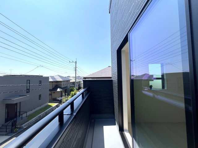 ワタシ的☆戸建にあったら嬉しい設備！TOP３のシューズインクローゼット・床暖房・並列できる駐車場！全部ある！憧れ物件◎しかも南東向きでめちゃくちゃ明るいんだなあ。な【青葉区大場町新築戸建】のバルコニー|落ち着いた時間を過ごせるバルコニーです
