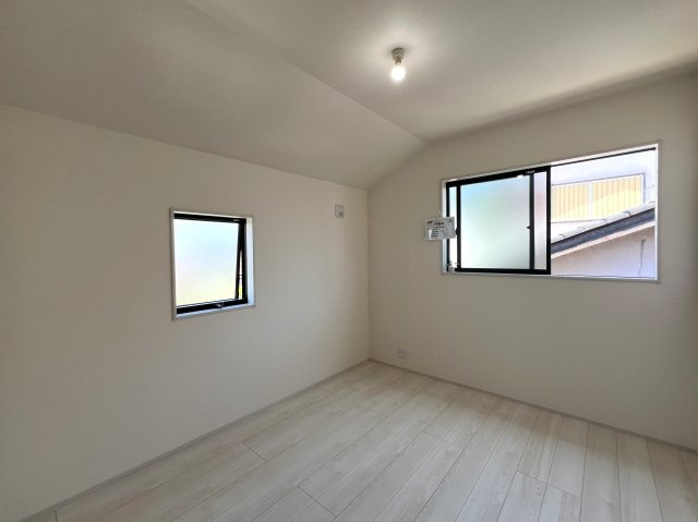 ワタシ的☆戸建にあったら嬉しい設備！TOP３のシューズインクローゼット・床暖房・並列できる駐車場！全部ある！憧れ物件◎しかも南東向きでめちゃくちゃ明るいんだなあ。な【青葉区大場町新築戸建】の洋室|明るい洋室です