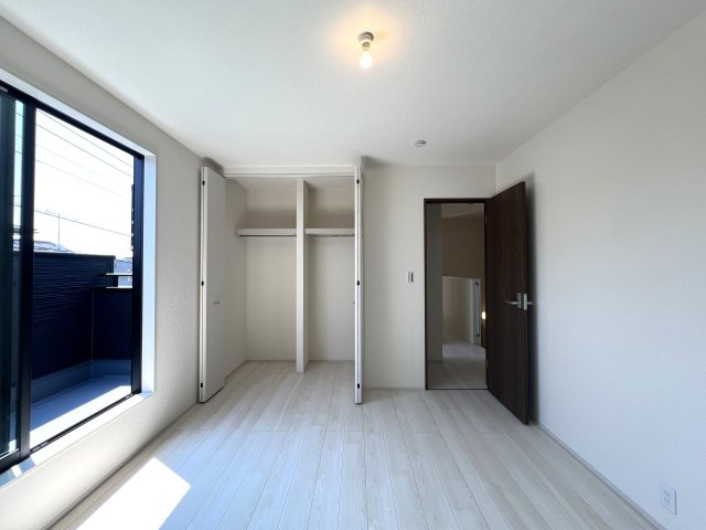 ワタシ的☆戸建にあったら嬉しい設備！TOP３のシューズインクローゼット・床暖房・並列できる駐車場！全部ある！憧れ物件◎しかも南東向きでめちゃくちゃ明るいんだなあ。な【青葉区大場町新築戸建】の洋室|きれいな洋室です
