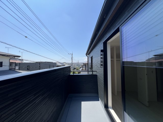 ワタシ的☆戸建にあったら嬉しい設備！TOP３のシューズインクローゼット・床暖房・並列できる駐車場！全部ある！憧れ物件◎しかも南東向きでめちゃくちゃ明るいんだなあ。な【青葉区大場町新築戸建】のバルコニー|外からの目が気にならないバルコニーで洗濯物が干せます