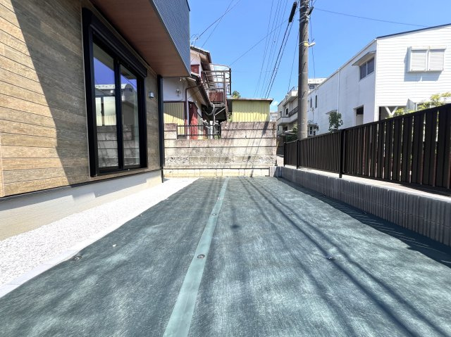 ワタシ的☆戸建にあったら嬉しい設備！TOP３のシューズインクローゼット・床暖房・並列できる駐車場！全部ある！憧れ物件◎しかも南東向きでめちゃくちゃ明るいんだなあ。な【青葉区大場町新築戸建】の庭|お庭で自由な時間を過ごせます