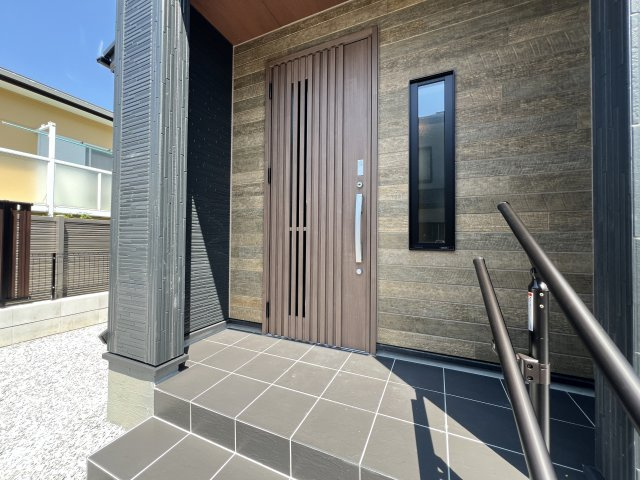 ワタシ的☆戸建にあったら嬉しい設備！TOP３のシューズインクローゼット・床暖房・並列できる駐車場！全部ある！憧れ物件◎しかも南東向きでめちゃくちゃ明るいんだなあ。な【青葉区大場町新築戸建】の玄関|明るい玄関です
