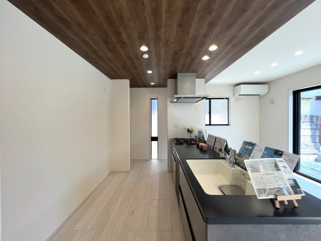 ワタシ的☆戸建にあったら嬉しい設備！TOP３のシューズインクローゼット・床暖房・並列できる駐車場！全部ある！憧れ物件◎しかも南東向きでめちゃくちゃ明るいんだなあ。な【青葉区大場町新築戸建】の居間・リビング|こちらのリビングで趣味の時間をお楽しみください